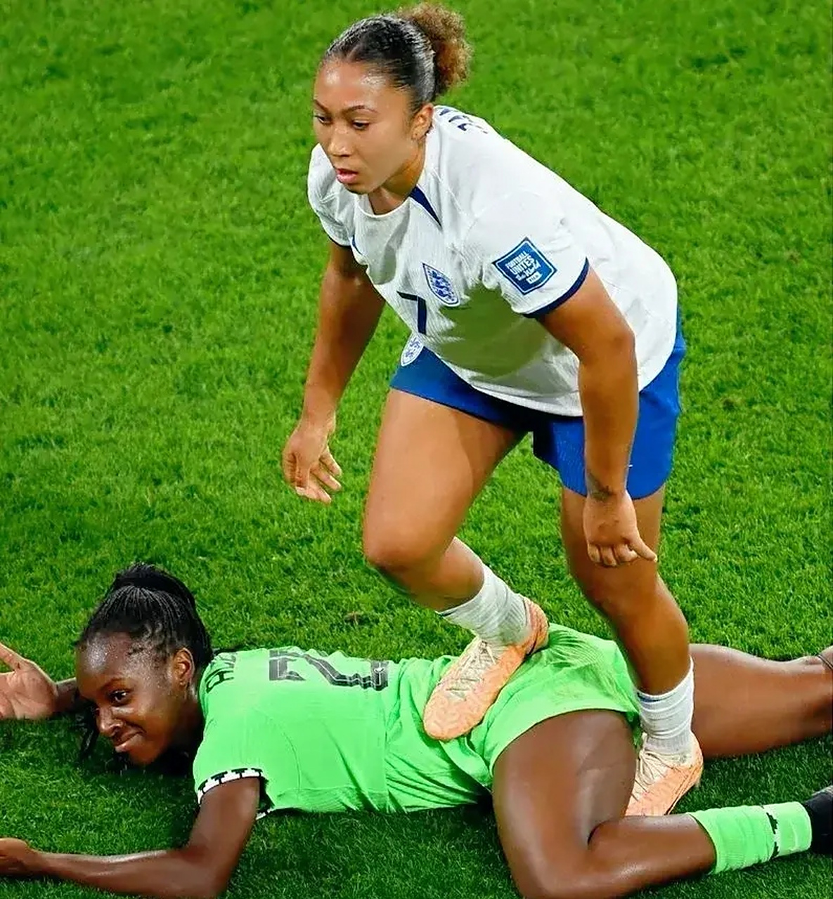 关于足球运动员涉嫌违规行为，事件曝光的信息